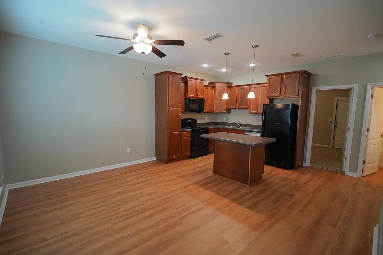 3 bed, 1177 sqft, $1,350 — Photo 2