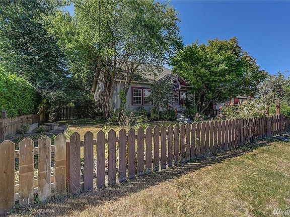 Picket fenced Monte Cristo awarded Craftsman home