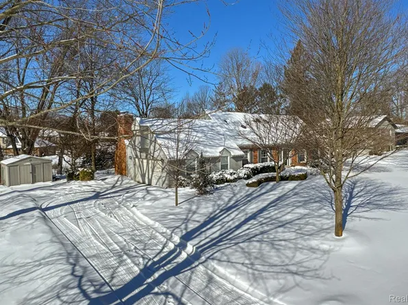 20249 Woodhill Dr, Northville, MI 48167