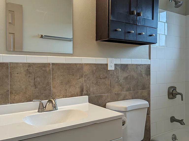 1005 N Newton St — Photo 12