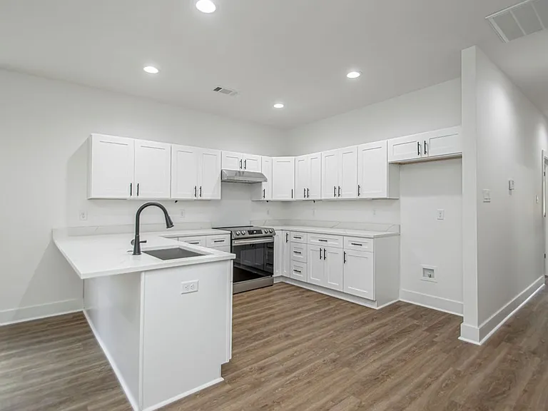 324 S Schiller St — Photo 5