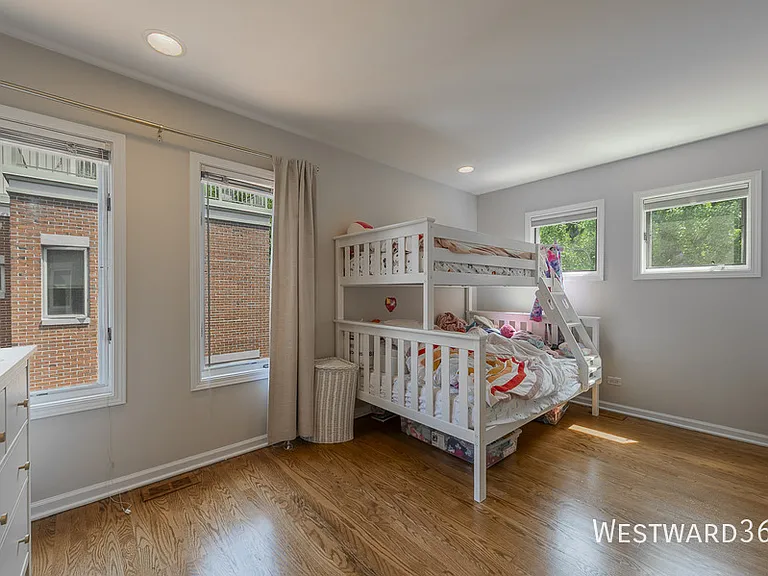 2336 N Lakewood Ave — Photo 16