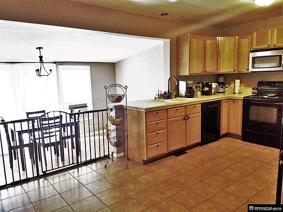 5th image of 975 Riverbend Dr