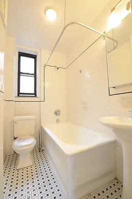 Rented by Manhattan Realty Group | media 10