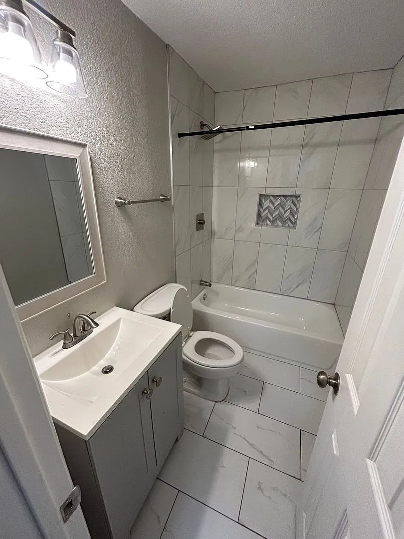 4915 Heyworth Ave — Photo 1