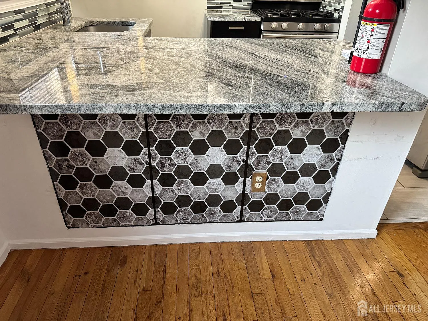 1 bed, 1.0 bath, 818 sqft, $1,900 — Photo 3