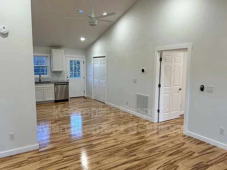 317 Sterling St #B — Photo 8