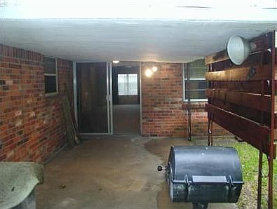 2nd image of 909 Rosewood Ln