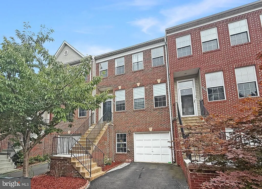 3 bed, 2.5 bath, 2005 sqft, $2,999 — Photo 1