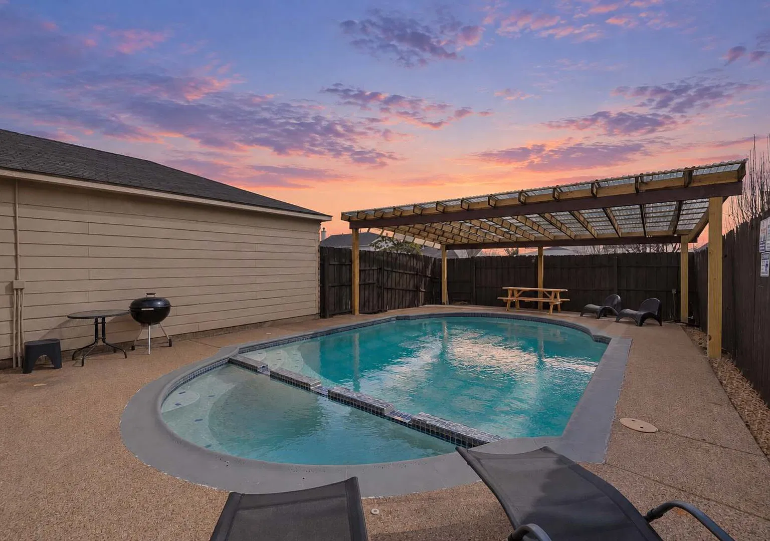Spacious 5BR/2.5B Home with Pool — Photo 2