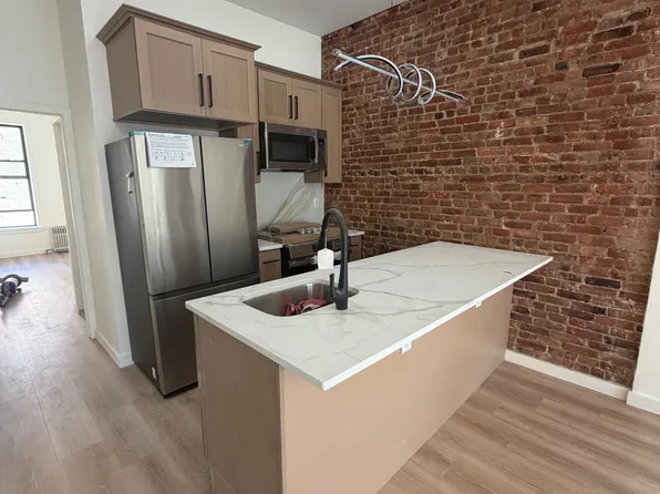 387 7th Avenue image 1 of 8