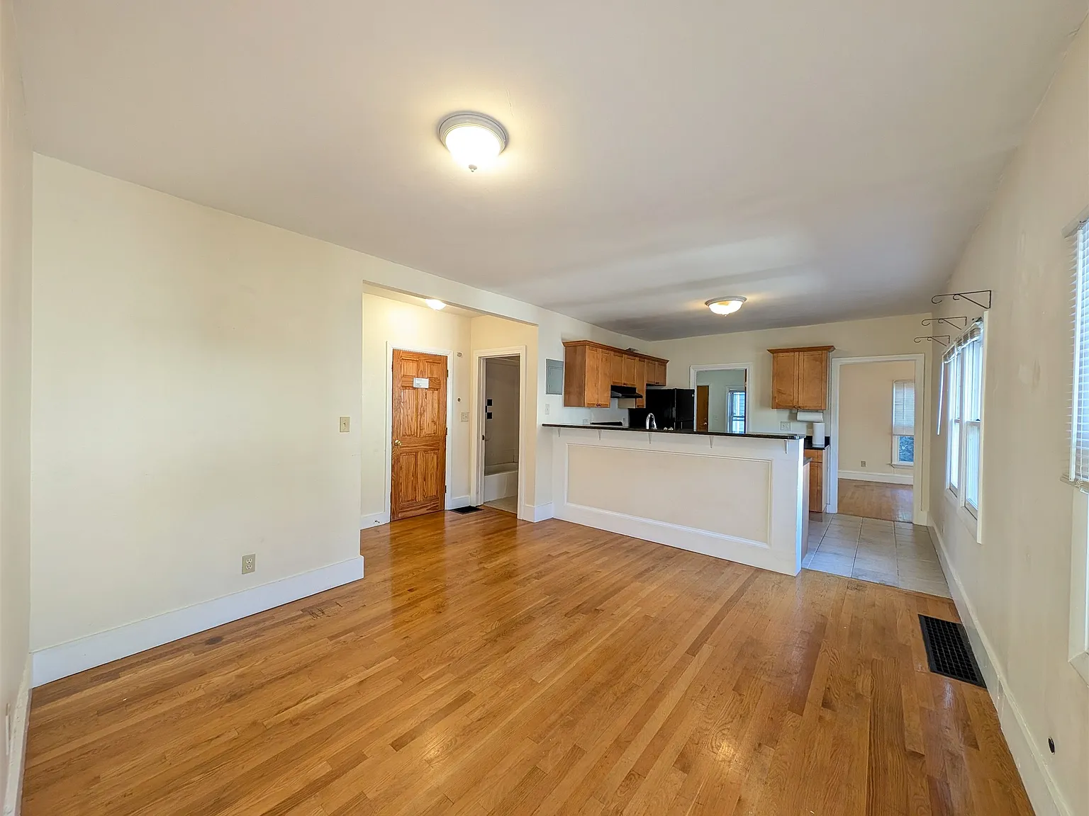 3 bed, 900 sqft, $3,200 — Photo 4