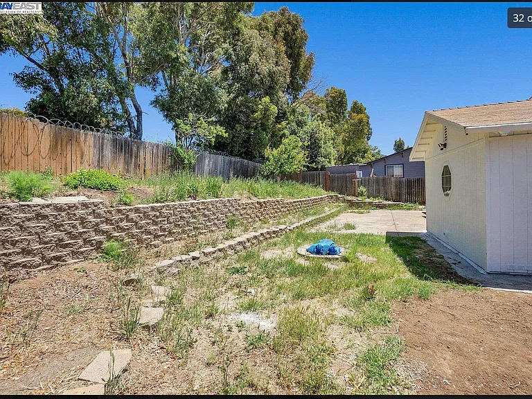 1146 Lewis Ave — Photo 29