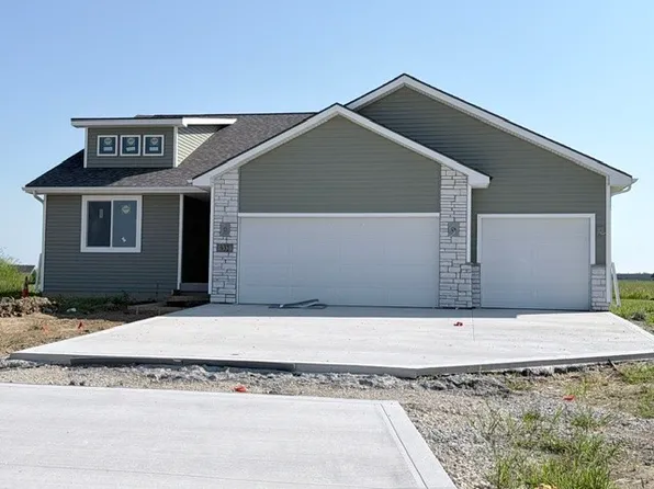 932 Lavender Ln, Pella, IA 50219
