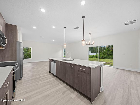 4th image of 1240 Cogan Dr SE