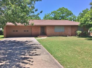 208 W Converse St, Weimar, TX 78962