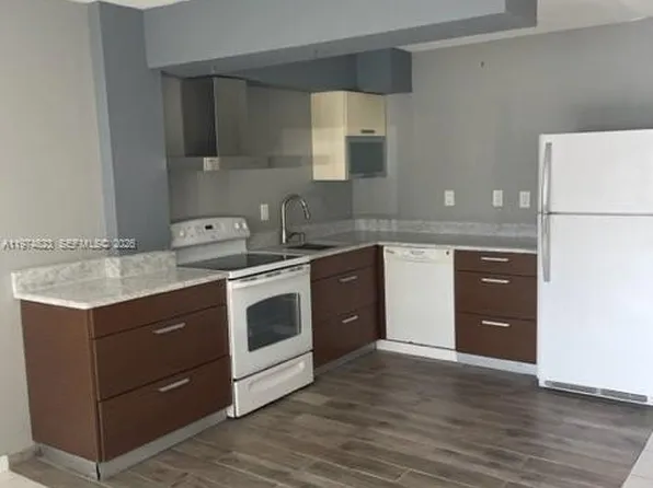 220 Kings Point Dr, Sunny Isles Beach, FL