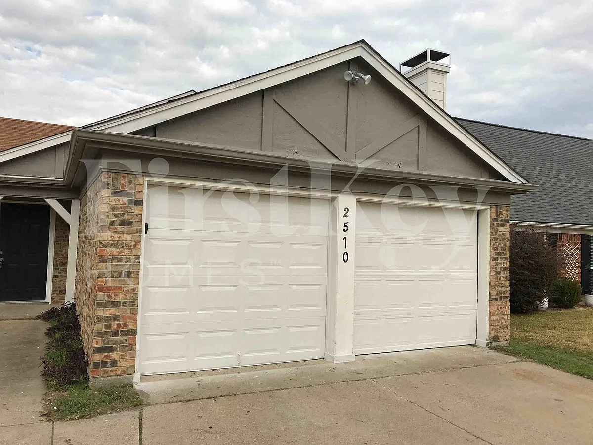 Building Photo - 2510 Bentley Dr