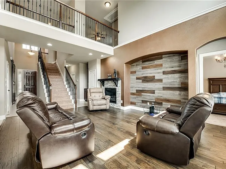 1025 Spring Falls Dr — Photo 3