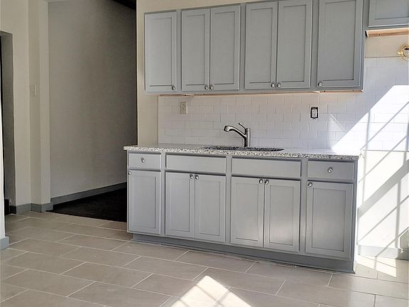 4th image of 500 Gladys St