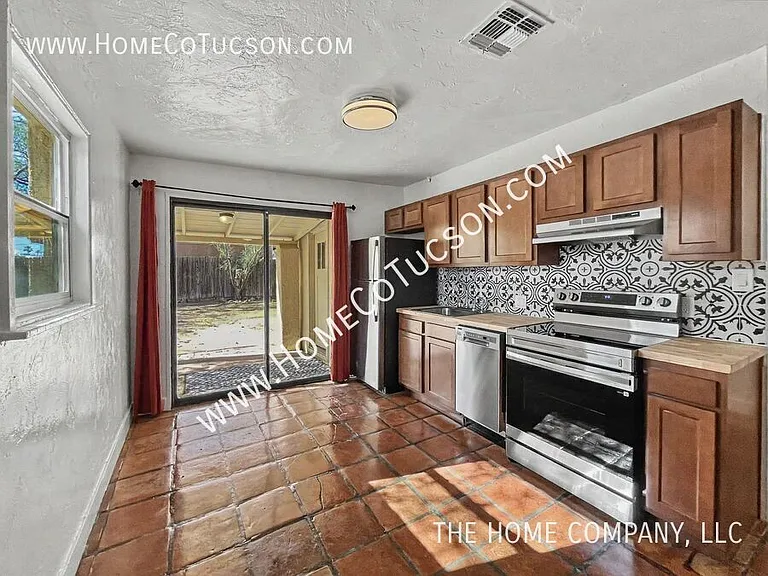 4566 E Seneca St — Photo 12
