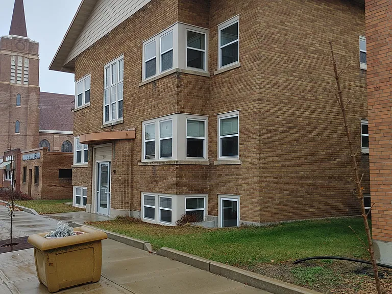220 4th St NE #8 — Photo 3