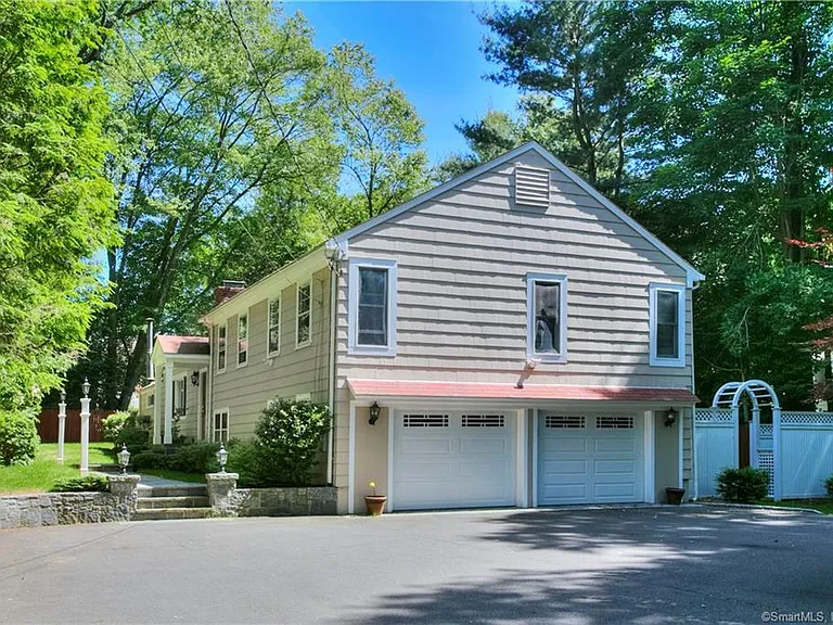 8 Lone Pine Ln — Photo 2
