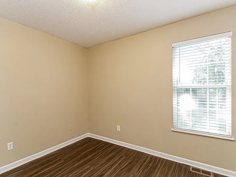 330 W Holt St — Photo 10
