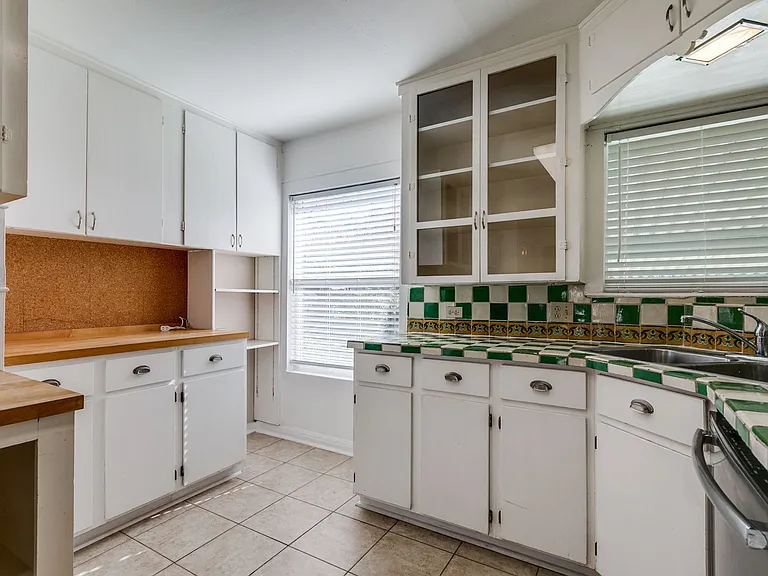 206 Chevy Chase Dr — Photo 8