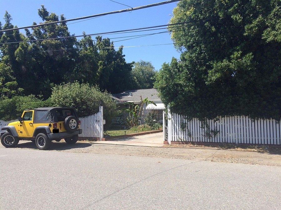 1st image of 211 W Rosemary Ln