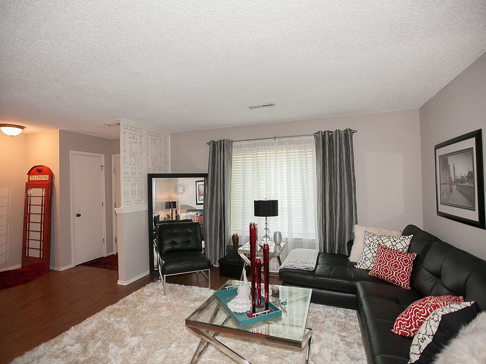 Open living room at entrance