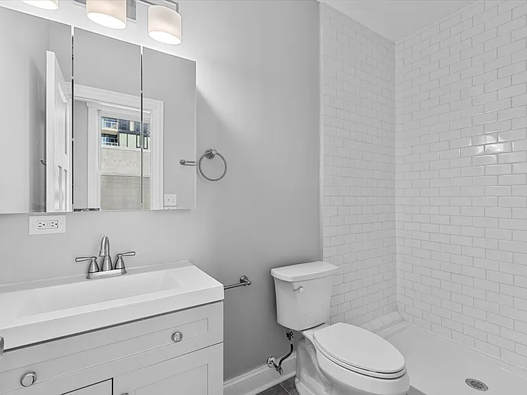 1133 N State St #4D — Photo 8