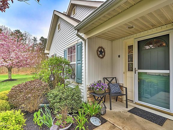 3rd image of 2366 Woodbine Ln