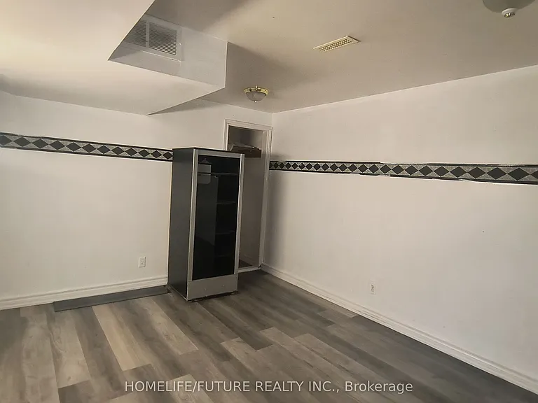 79 Carisbrooke Sq #BASEMENT — Photo 10