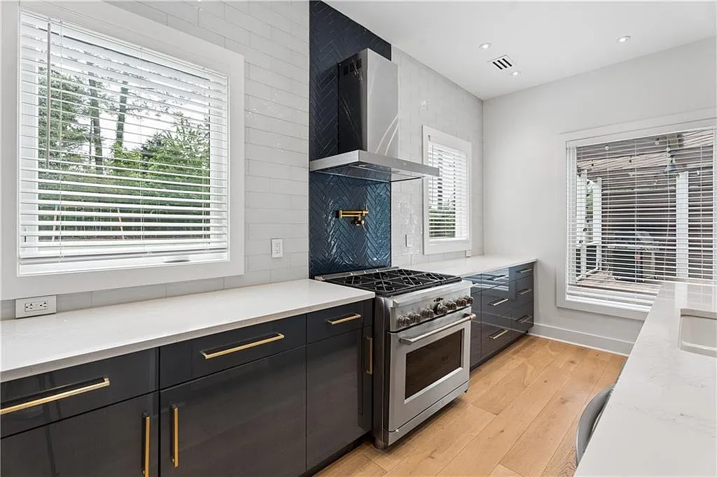 5 bed, 3.5 bath, 3200 sqft, $8,500 — Photo 4