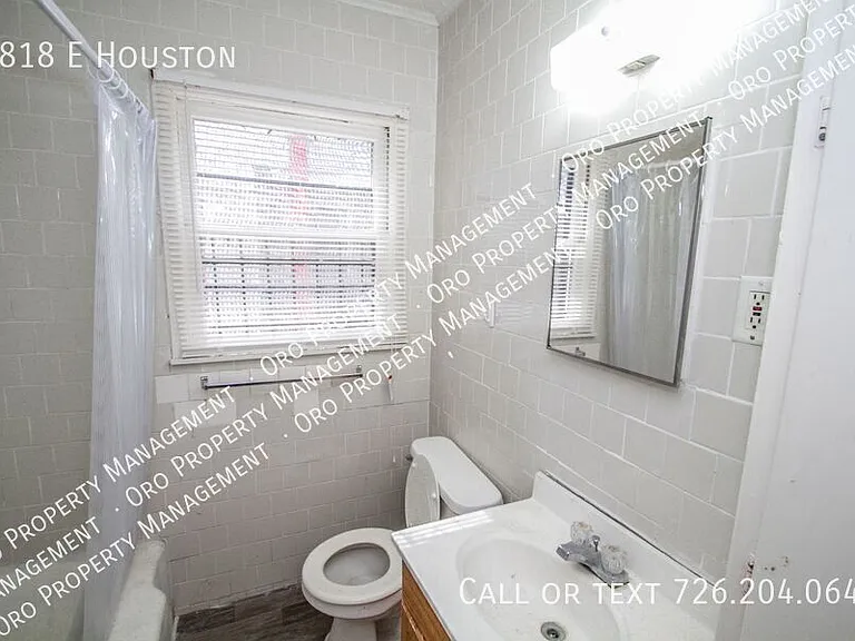 2818 E Houston St — Photo 12