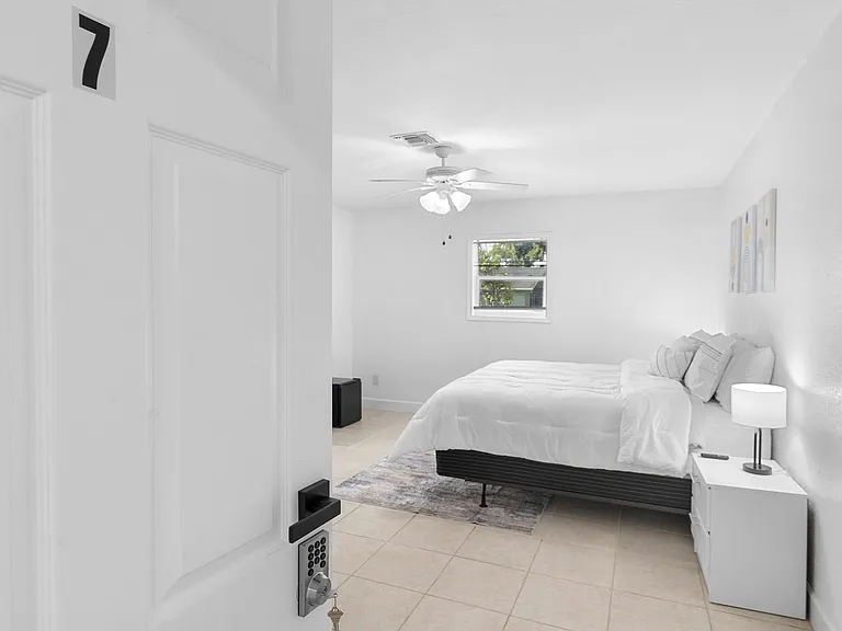 Bright double-occupancy suite with king bed, storage & TV Sanford, FL