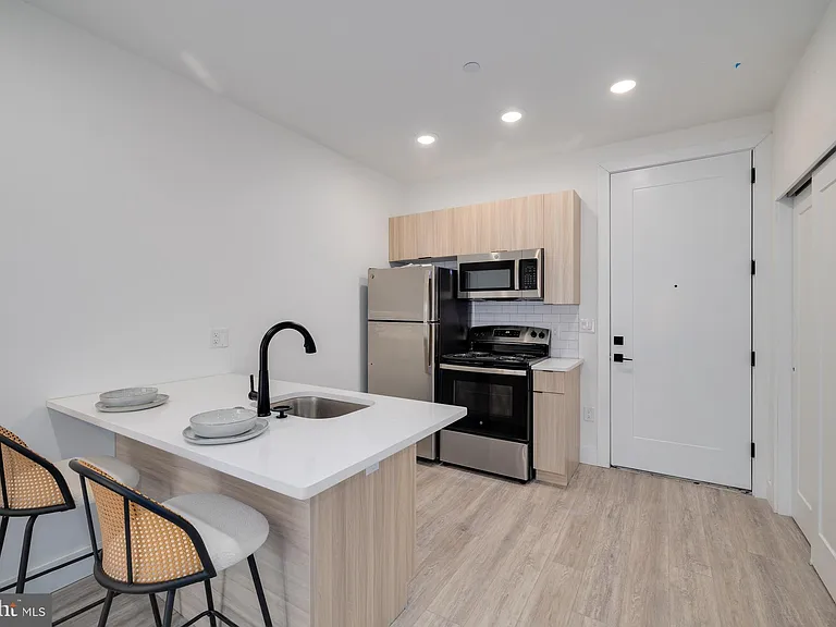 2400 E Huntingdon St #18-204 — Photo 3