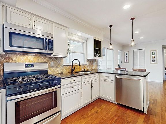 5th image of 888 Jamesport Dr