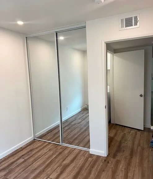 Empty bedroom photos for reference.