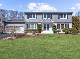 14 Mohawk Ln, Manalapan, NJ 07726