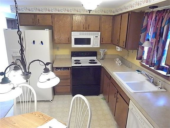 2nd image of 36 Elting Ave