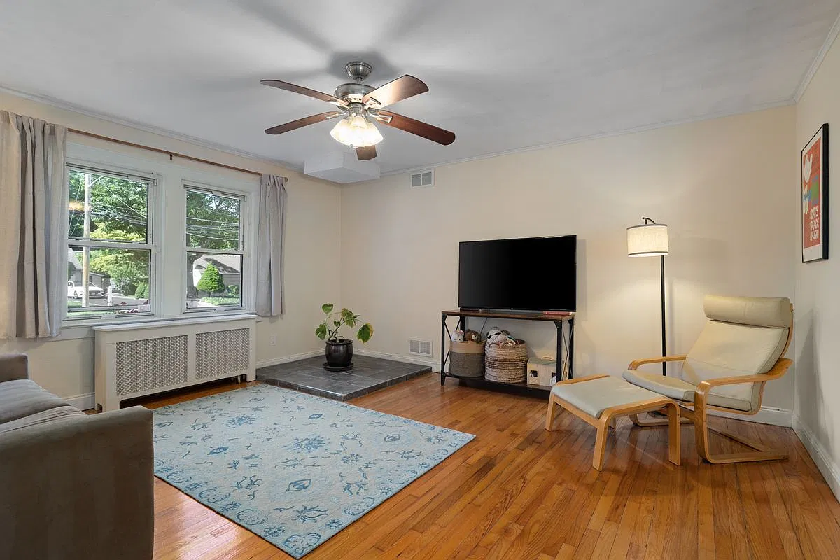 2 bed, 1.0 bath, 1043 sqft, $4,250 — Photo 3