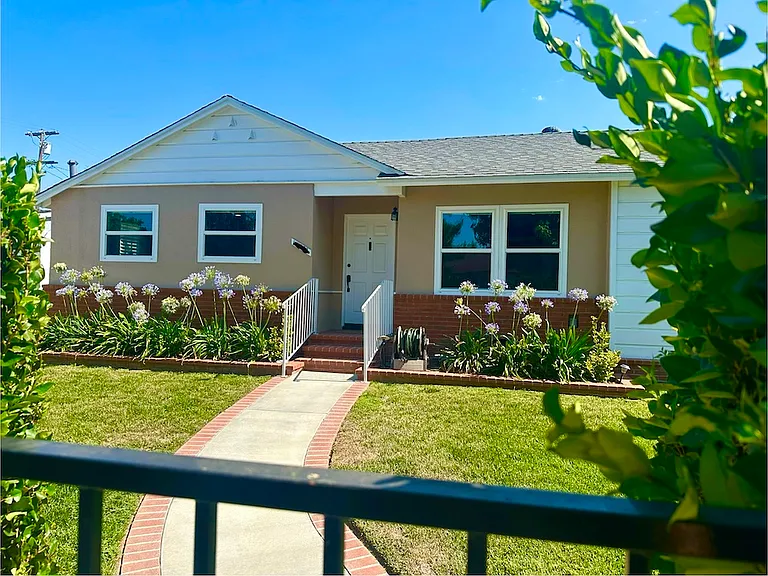 Van Nuys Pl — Photo 2