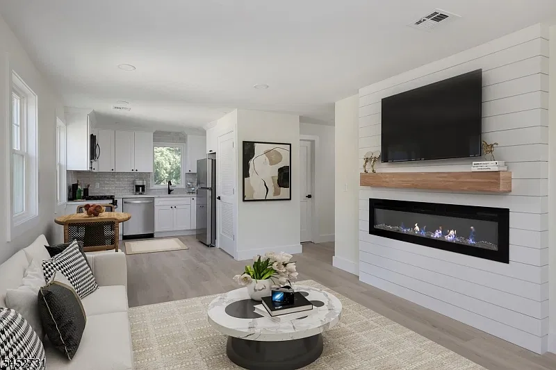 4 bed, 2.0 bath, $4,250 — Photo 3