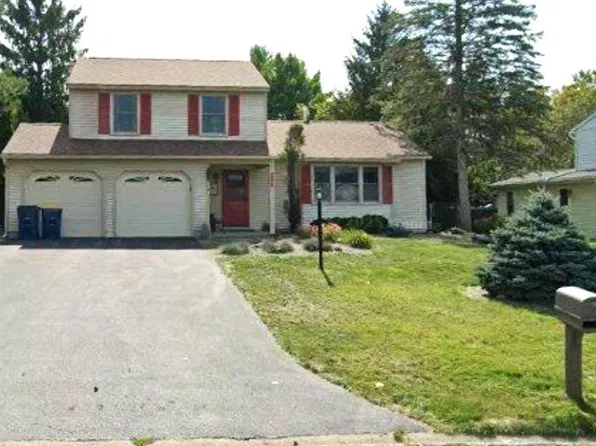 205 Woodmont Dr, Camillus, NY 13031