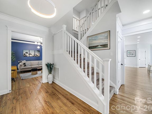 3rd image of 882 Promenade Walk
