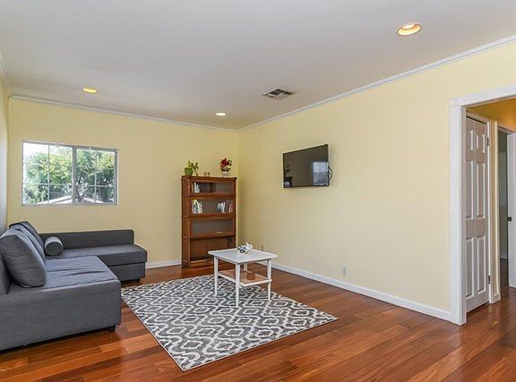 006-Living_Room-5752786-large