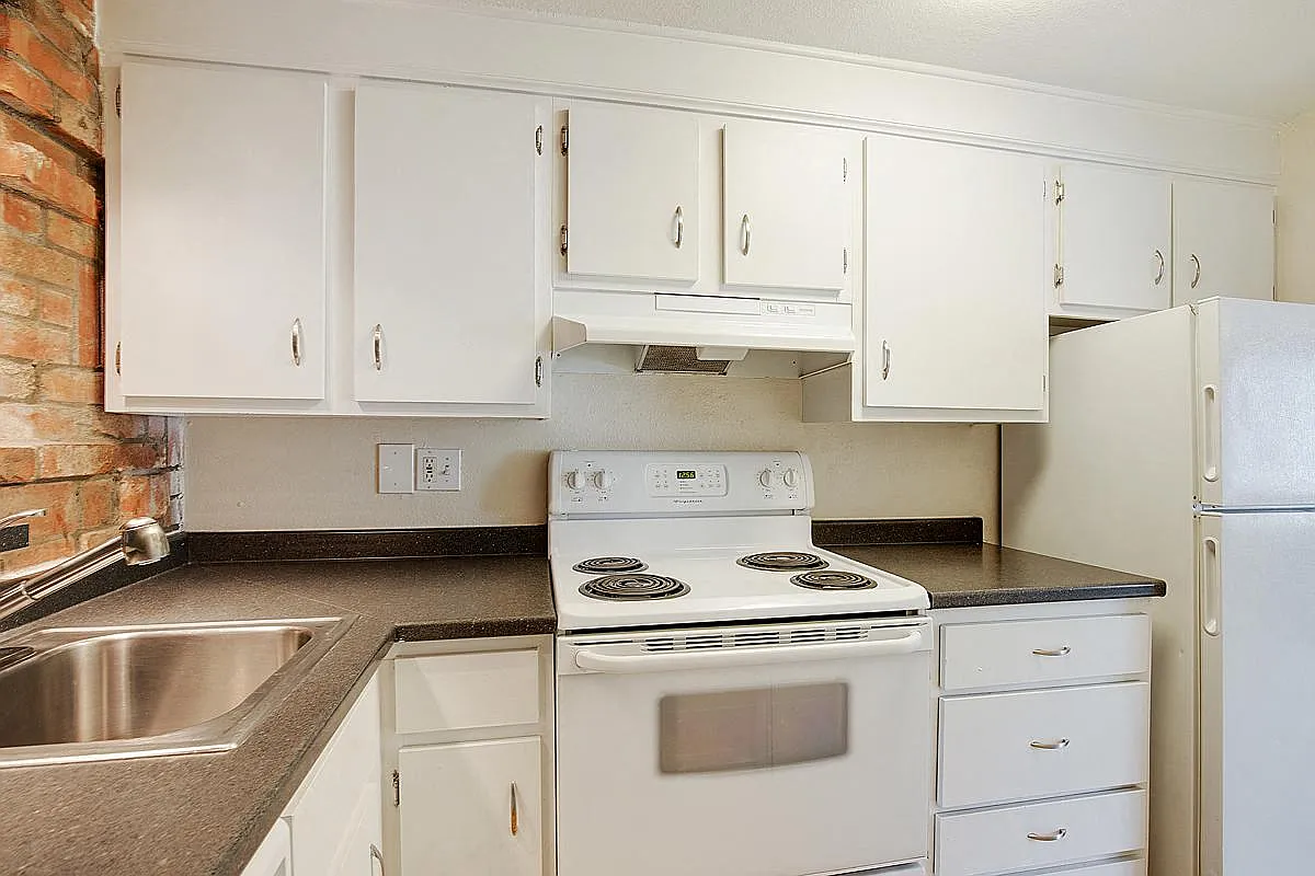 Logan Court — Photo 3