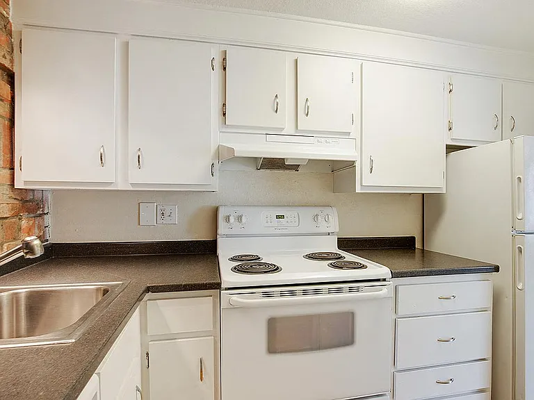 Logan Court — Photo 3